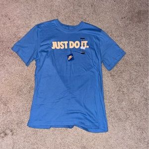 New never worn and has tags